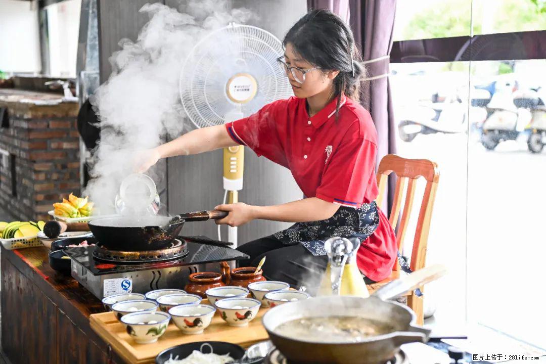 全网追的“扁担女孩”,找了一份暑假工,时薪12元 - 绵阳生活资讯 - 绵阳28生活网 mianyang.28life.com